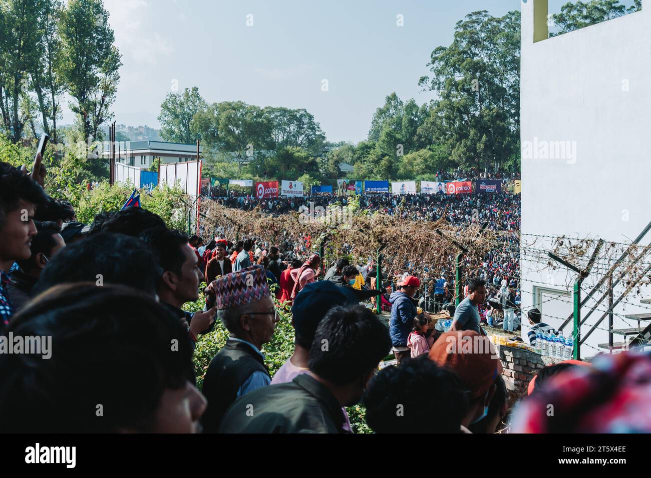 katmandou, Népal - 05 novembre 2023 : des fans de cricket népalais fous regardent le match de qualification de la coupe du monde T20 entre Népal et Oman à Tribhuvan interna Banque D'Images