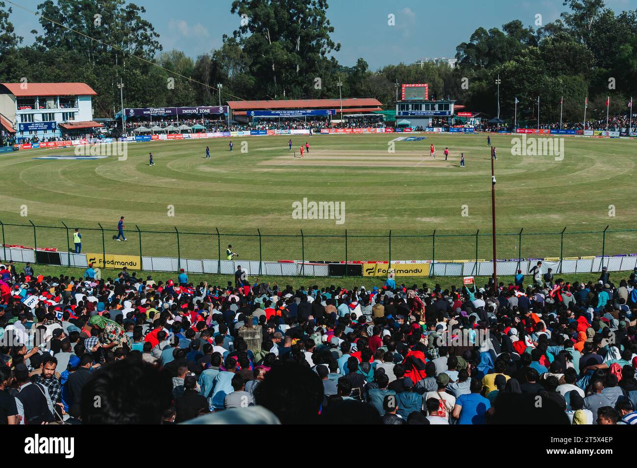Katmandou, Népal - 05 novembre 2023 : des fans de cricket népalais fous regardent le match de qualification de la coupe du monde T20 entre Népal et Oman à Tribhuvan interna Banque D'Images