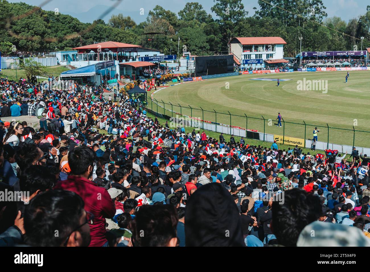 Katmandou, Népal - 05 novembre 2023 : des fans de cricket népalais fous regardent le match de qualification de la coupe du monde T20 entre Népal et Oman à Tribhuvan interna Banque D'Images