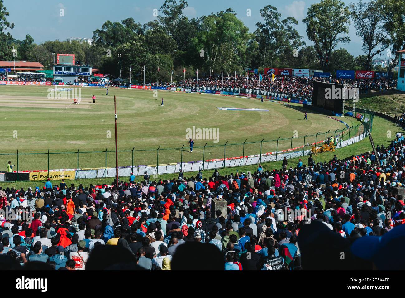 Katmandou, Népal - 05 novembre 2023 : des fans de cricket népalais fous regardent le match de qualification de la coupe du monde T20 entre Népal et Oman à Tribhuvan interna Banque D'Images