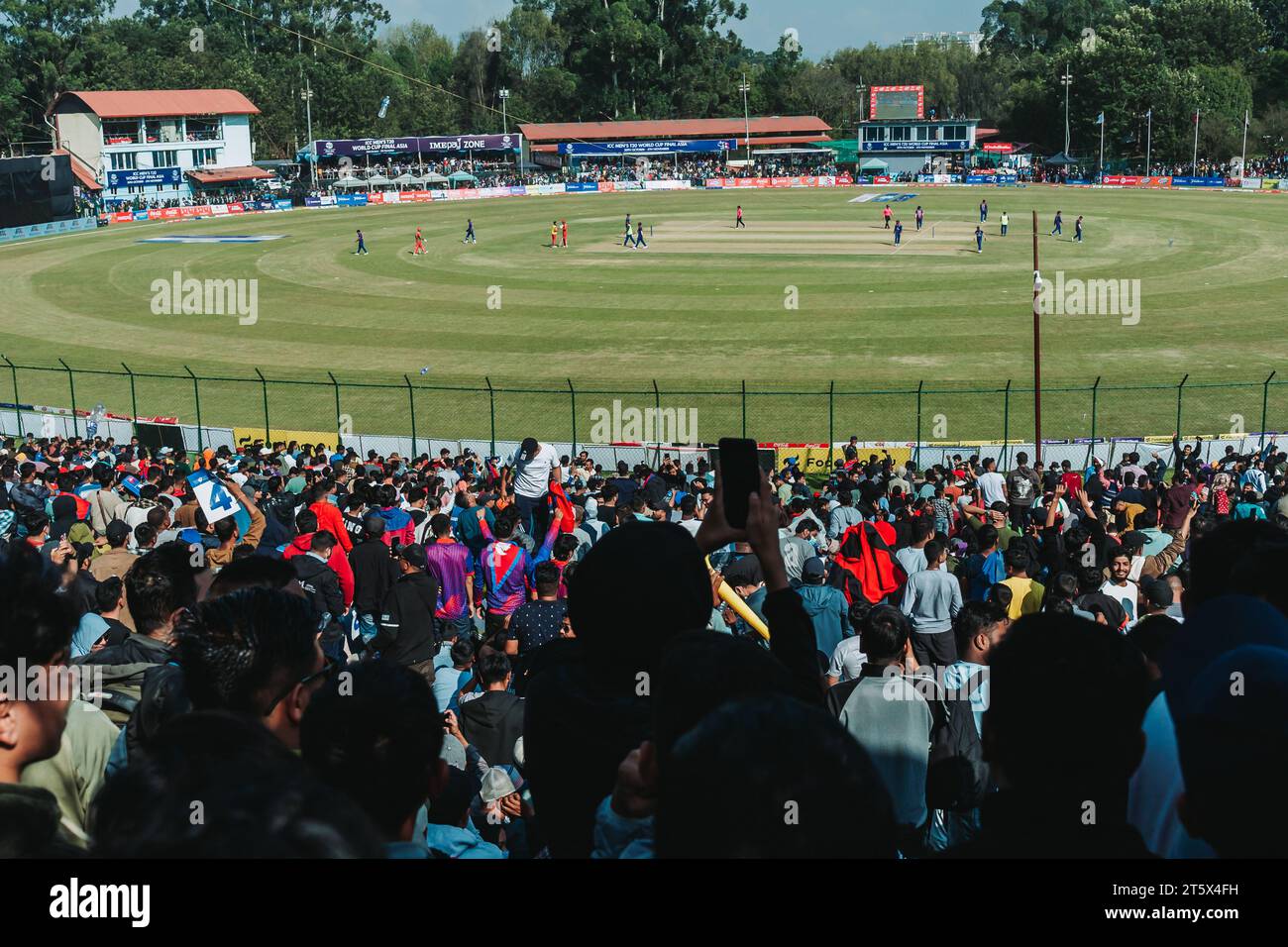 Katmandou, Népal - 05 novembre 2023 : des fans de cricket népalais fous regardent le match de qualification de la coupe du monde T20 entre Népal et Oman à Tribhuvan interna Banque D'Images