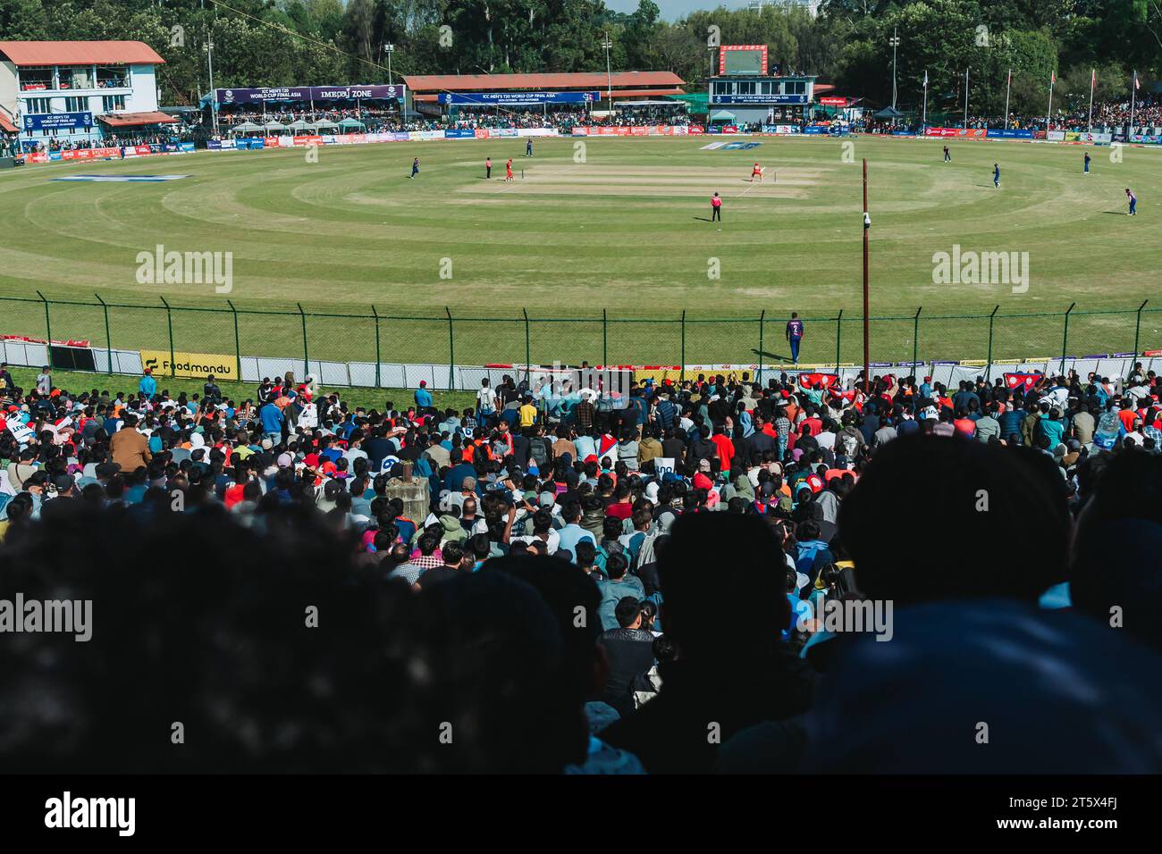 Katmandou, Népal - 05 novembre 2023 : des fans de cricket népalais fous regardent le match de qualification de la coupe du monde T20 entre Népal et Oman à Tribhuvan interna Banque D'Images