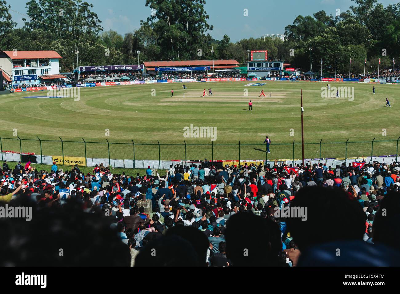 Katmandou, Népal - 05 novembre 2023 : des fans de cricket népalais fous regardent le match de qualification de la coupe du monde T20 entre Népal et Oman à Tribhuvan interna Banque D'Images