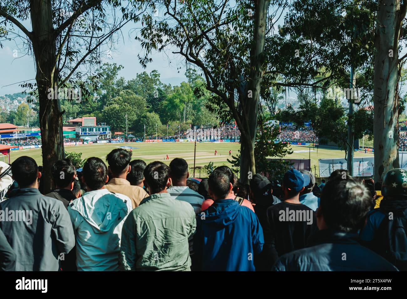 Katmandou, Népal - 05 novembre 2023 : des fans de cricket népalais fous regardent le match de qualification de la coupe du monde T20 entre Népal et Oman à Tribhuvan interna Banque D'Images
