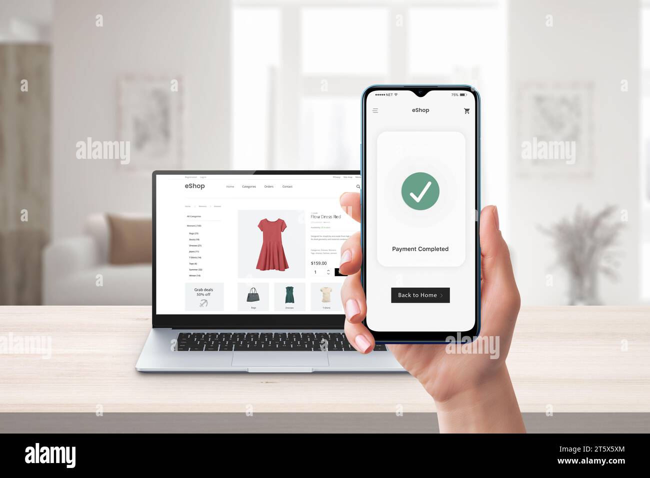 Paiement en ligne par téléphone. Ordinateur portable et site e-commerce en arrière-plan. Transaction numérique présentant des achats en ligne transparents et des paiements électroniques sécurisés Banque D'Images