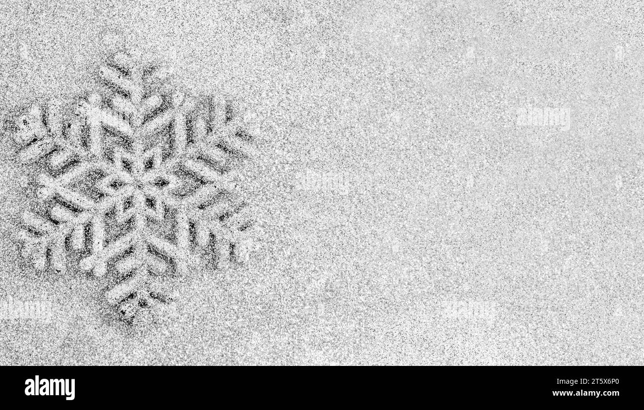Flocon de neige argenté recouvert de paillettes. Fond pailleté de décoration de Noël et espace de copie. Banque D'Images