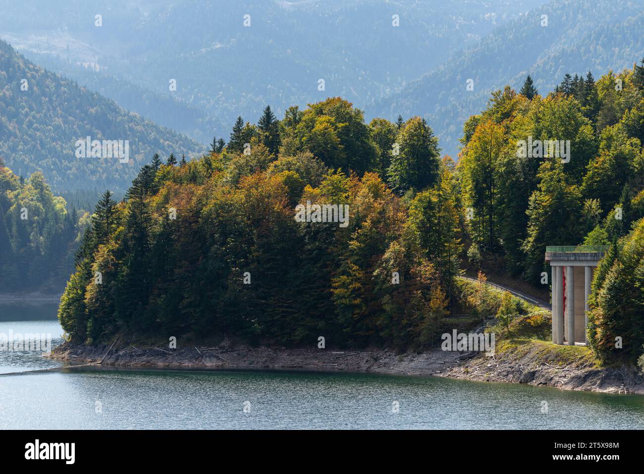 Saison Aurumn au réservoir de barrage de Sylvenstein, Lenggries, les Alpes, Bavière, Allemagne, Europe, Banque D'Images