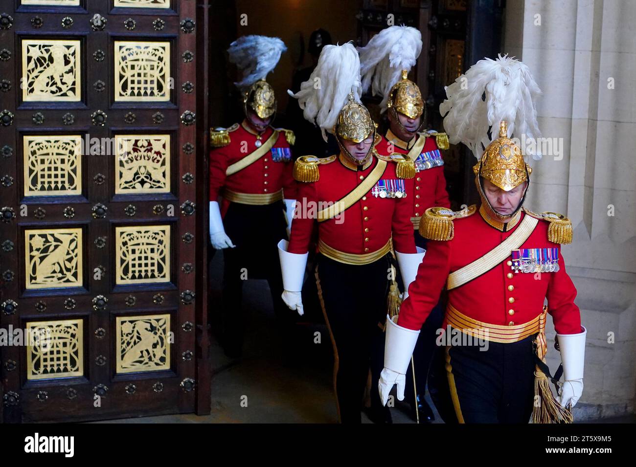 Les membres des gardes du corps du roi de l'honorable corps des gentlemen at Arms arrivent à l'entrée du souverain au Palais de Westminster avant l'ouverture officielle du Parlement à la Chambre des lords, à Londres. Date de la photo : mardi 7 novembre 2023. Banque D'Images