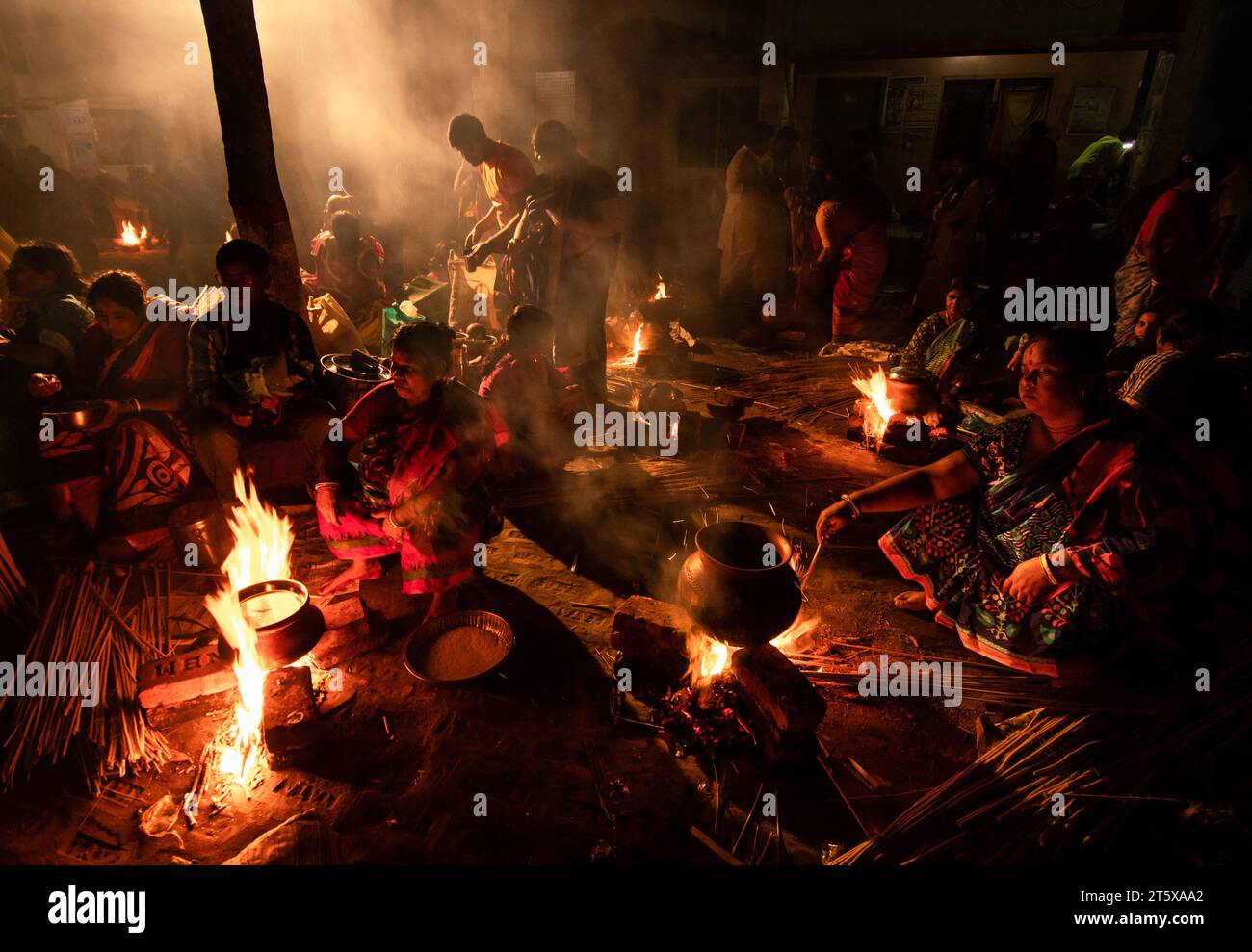 Narayanganj, Bangladesh. 7 novembre 2023. Des centaines de dévots hindous se rassemblent devant le temple Shri Shri Loknath Brahmachari Ashram pour le Rakher Upobash, un festival religieux de jeûne appelé Kartik Brati, à Barodi, Narayanganj, Bangladesh. Assis devant des bougies (nommées localement Prodip), ils jeûnent et prient sincèrement les dieux pour leurs faveurs pendant le rituel. Le festival a lieu chaque samedi et mardi dans les 15 derniers jours du mois Bangali - “Kartik. Crédit : Joy Saha/Alamy Live News Banque D'Images