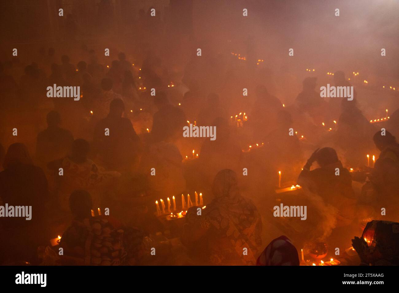 Narayanganj, Bangladesh. 7 novembre 2023. Des centaines de dévots hindous se rassemblent devant le temple Shri Shri Loknath Brahmachari Ashram pour le Rakher Upobash, un festival religieux de jeûne appelé Kartik Brati, à Barodi, Narayanganj, Bangladesh. Assis devant des bougies (nommées localement Prodip), ils jeûnent et prient sincèrement les dieux pour leurs faveurs pendant le rituel. Le festival a lieu chaque samedi et mardi dans les 15 derniers jours du mois Bangali - “Kartik. Crédit : Joy Saha/Alamy Live News Banque D'Images