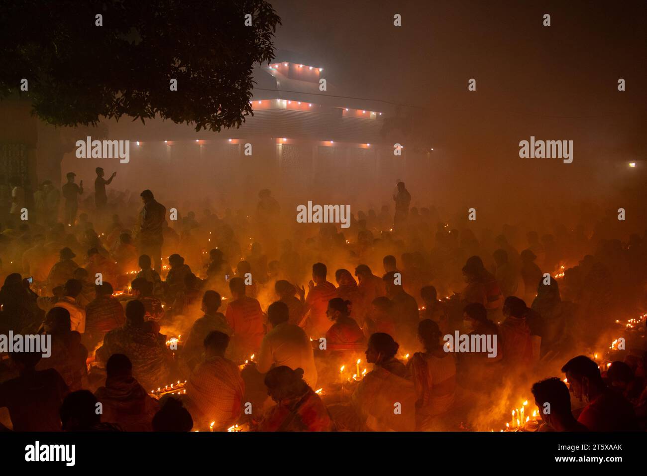 Narayanganj, Bangladesh. 7 novembre 2023. Des centaines de dévots hindous se rassemblent devant le temple Shri Shri Loknath Brahmachari Ashram pour le Rakher Upobash, un festival religieux de jeûne appelé Kartik Brati, à Barodi, Narayanganj, Bangladesh. Assis devant des bougies (nommées localement Prodip), ils jeûnent et prient sincèrement les dieux pour leurs faveurs pendant le rituel. Le festival a lieu chaque samedi et mardi dans les 15 derniers jours du mois Bangali - “Kartik. Crédit : Joy Saha/Alamy Live News Banque D'Images