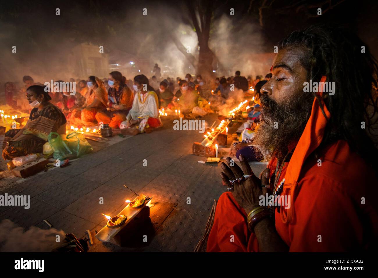 Narayanganj, Bangladesh. 7 novembre 2023. Des centaines de dévots hindous se rassemblent devant le temple Shri Shri Loknath Brahmachari Ashram pour le Rakher Upobash, un festival religieux de jeûne appelé Kartik Brati, à Barodi, Narayanganj, Bangladesh. Assis devant des bougies (nommées localement Prodip), ils jeûnent et prient sincèrement les dieux pour leurs faveurs pendant le rituel. Le festival a lieu chaque samedi et mardi dans les 15 derniers jours du mois Bangali - “Kartik. Crédit : Joy Saha/Alamy Live News Banque D'Images