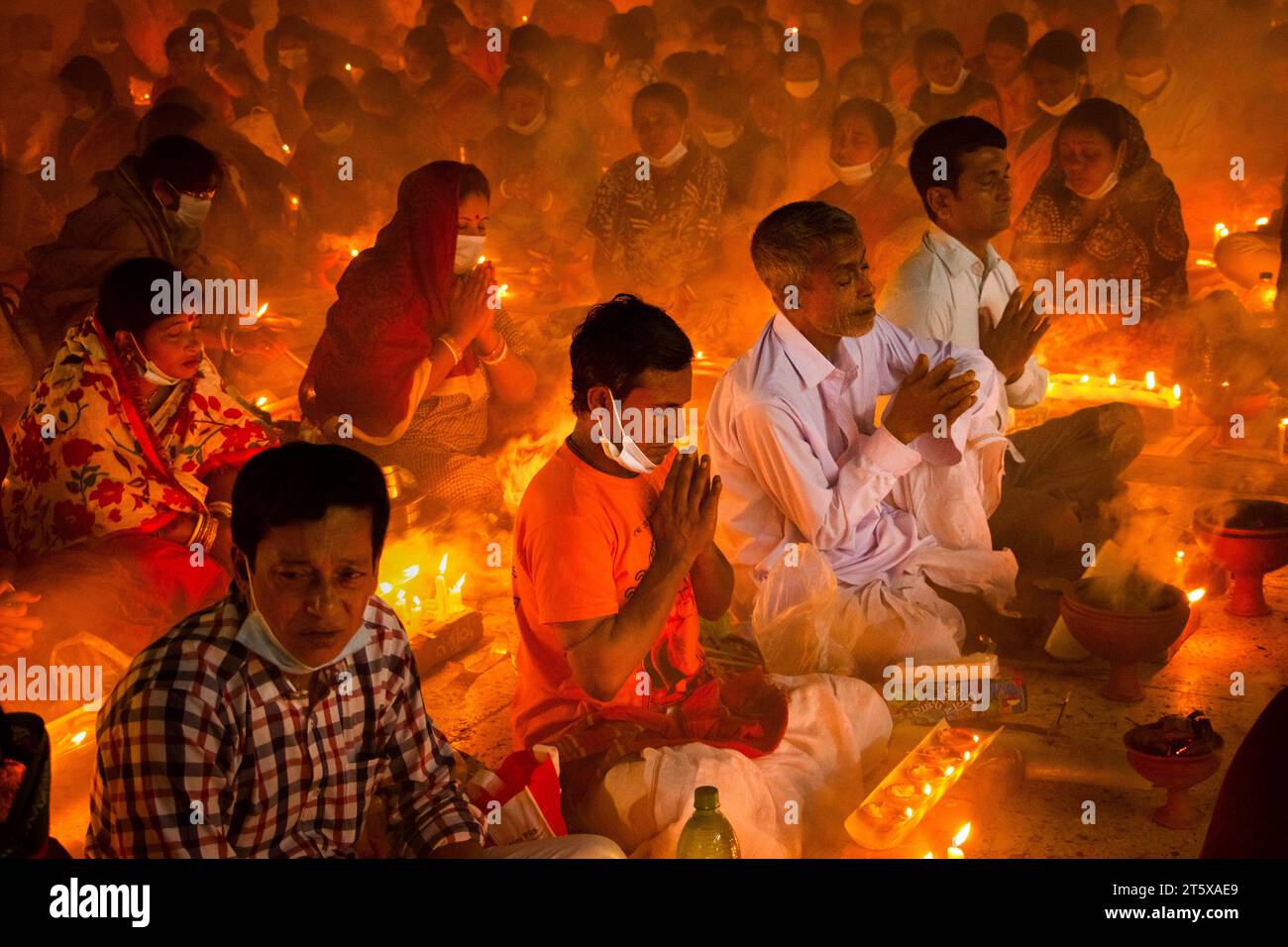 Narayanganj, Bangladesh. 7 novembre 2023. Des centaines de dévots hindous se rassemblent devant le temple Shri Shri Loknath Brahmachari Ashram pour le Rakher Upobash, un festival religieux de jeûne appelé Kartik Brati, à Barodi, Narayanganj, Bangladesh. Assis devant des bougies (nommées localement Prodip), ils jeûnent et prient sincèrement les dieux pour leurs faveurs pendant le rituel. Le festival a lieu chaque samedi et mardi dans les 15 derniers jours du mois Bangali - “Kartik. Crédit : Joy Saha/Alamy Live News Banque D'Images