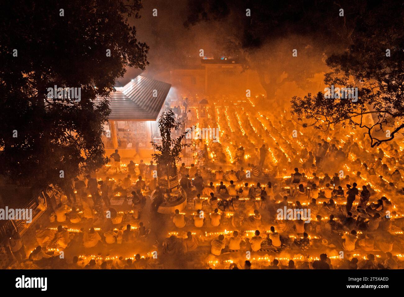 Narayanganj, Bangladesh. 7 novembre 2023. Des centaines de dévots hindous se rassemblent devant le temple Shri Shri Loknath Brahmachari Ashram pour le Rakher Upobash, un festival religieux de jeûne appelé Kartik Brati, à Barodi, Narayanganj, Bangladesh. Assis devant des bougies (nommées localement Prodip), ils jeûnent et prient sincèrement les dieux pour leurs faveurs pendant le rituel. Le festival a lieu chaque samedi et mardi dans les 15 derniers jours du mois Bangali - “Kartik. Crédit : Joy Saha/Alamy Live News Banque D'Images