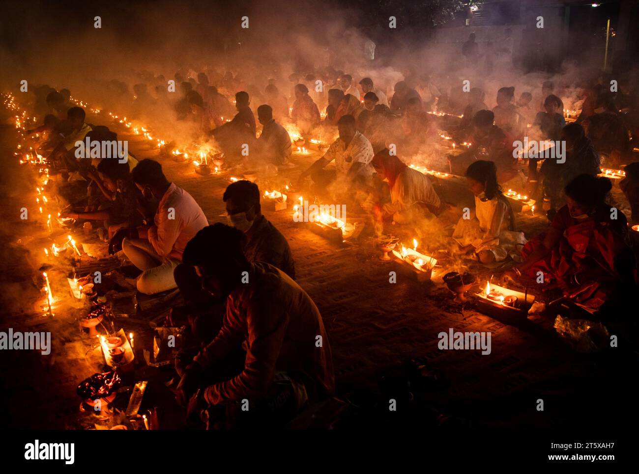 Narayanganj, Bangladesh. 7 novembre 2023. Des centaines de dévots hindous se rassemblent devant le temple Shri Shri Loknath Brahmachari Ashram pour le Rakher Upobash, un festival religieux de jeûne appelé Kartik Brati, à Barodi, Narayanganj, Bangladesh. Assis devant des bougies (nommées localement Prodip), ils jeûnent et prient sincèrement les dieux pour leurs faveurs pendant le rituel. Le festival a lieu chaque samedi et mardi dans les 15 derniers jours du mois Bangali - “Kartik. Crédit : Joy Saha/Alamy Live News Banque D'Images