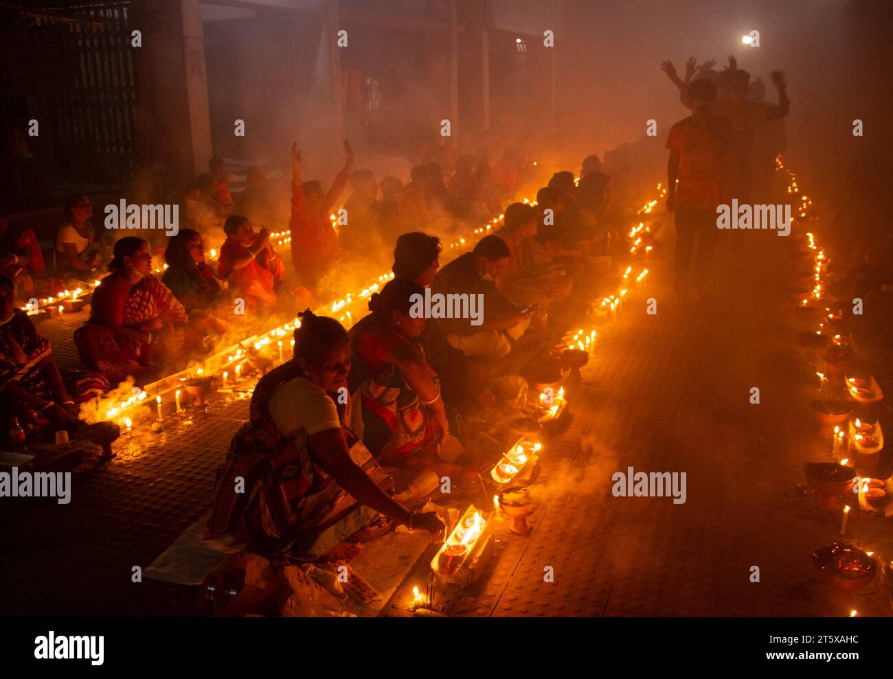 Narayanganj, Bangladesh. 7 novembre 2023. Des centaines de dévots hindous se rassemblent devant le temple Shri Shri Loknath Brahmachari Ashram pour le Rakher Upobash, un festival religieux de jeûne appelé Kartik Brati, à Barodi, Narayanganj, Bangladesh. Assis devant des bougies (nommées localement Prodip), ils jeûnent et prient sincèrement les dieux pour leurs faveurs pendant le rituel. Le festival a lieu chaque samedi et mardi dans les 15 derniers jours du mois Bangali - “Kartik. Crédit : Joy Saha/Alamy Live News Banque D'Images