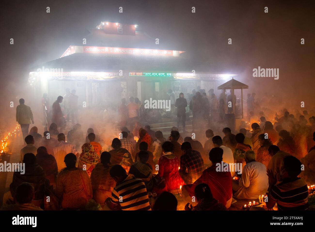 Narayanganj, Bangladesh. 7 novembre 2023. Des centaines de dévots hindous se rassemblent devant le temple Shri Shri Loknath Brahmachari Ashram pour le Rakher Upobash, un festival religieux de jeûne appelé Kartik Brati, à Barodi, Narayanganj, Bangladesh. Assis devant des bougies (nommées localement Prodip), ils jeûnent et prient sincèrement les dieux pour leurs faveurs pendant le rituel. Le festival a lieu chaque samedi et mardi dans les 15 derniers jours du mois Bangali - “Kartik. Crédit : Joy Saha/Alamy Live News Banque D'Images