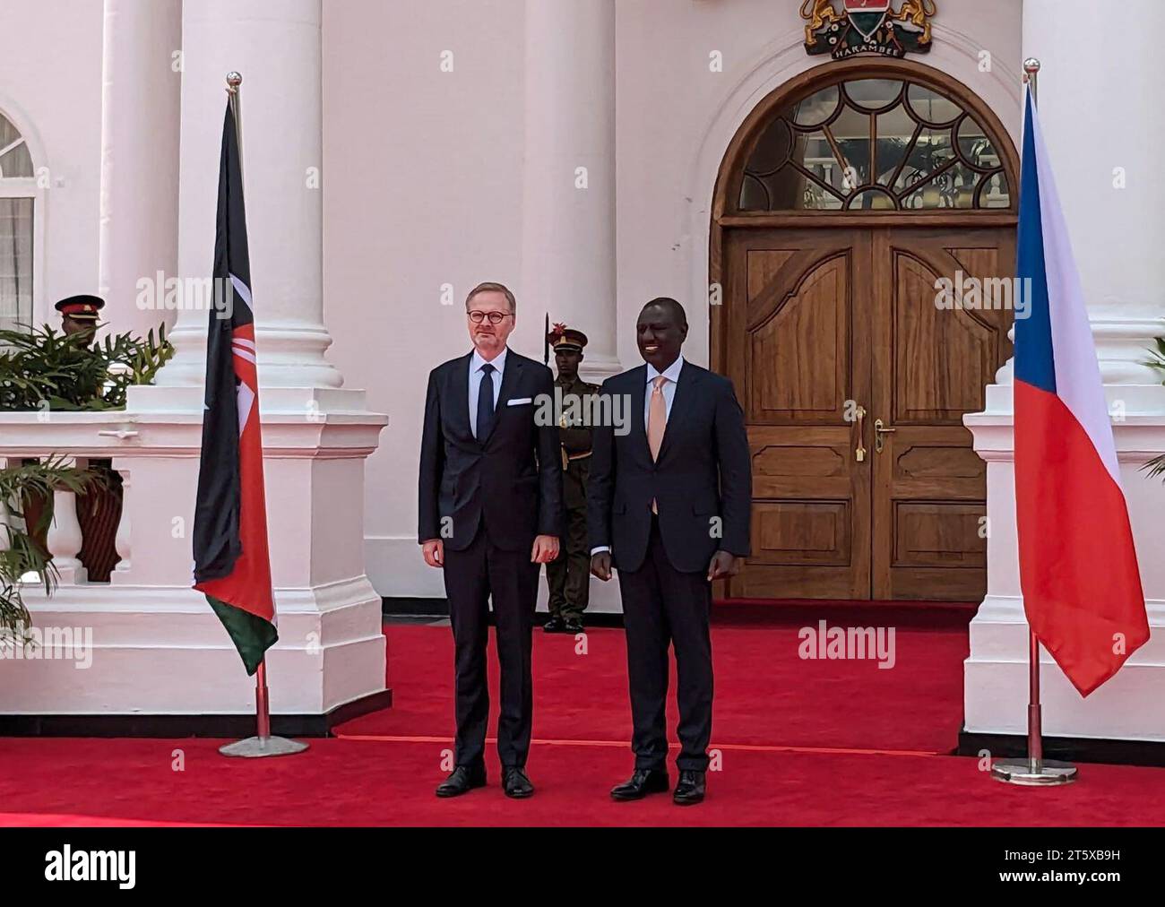 Le Premier ministre tchèque Petr Fiala (à gauche) a rencontré le président kenyan William Ruto à Nairobi le 7 novembre 2023, lors d’un voyage officiel en Afrique. (Photo CTK/Naegele Eliska) Banque D'Images