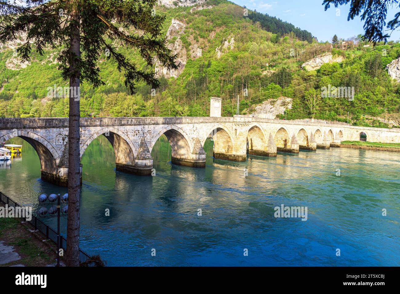 Vue sur le pont Mehmed Pasa Sokolovic sur la rivière Drina, et la ville de Visegrad, Bosnie-Herzégovine Banque D'Images