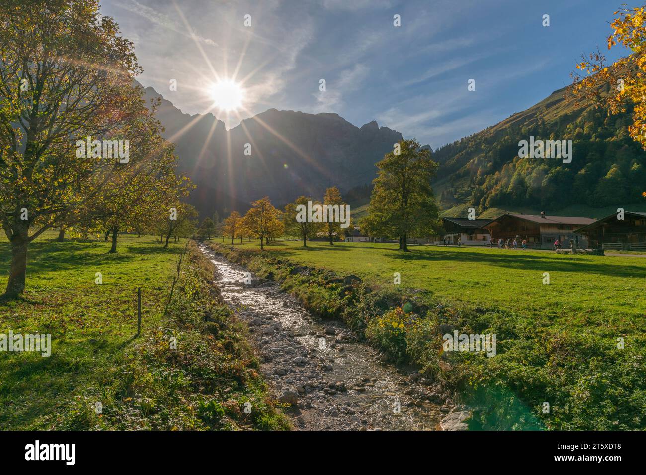 Un point culminant touristique, saison d'automne coloré dans Engtal ou Eng Valley, Parc naturel Karwendel, Tyrol, Autriche, Europe Banque D'Images