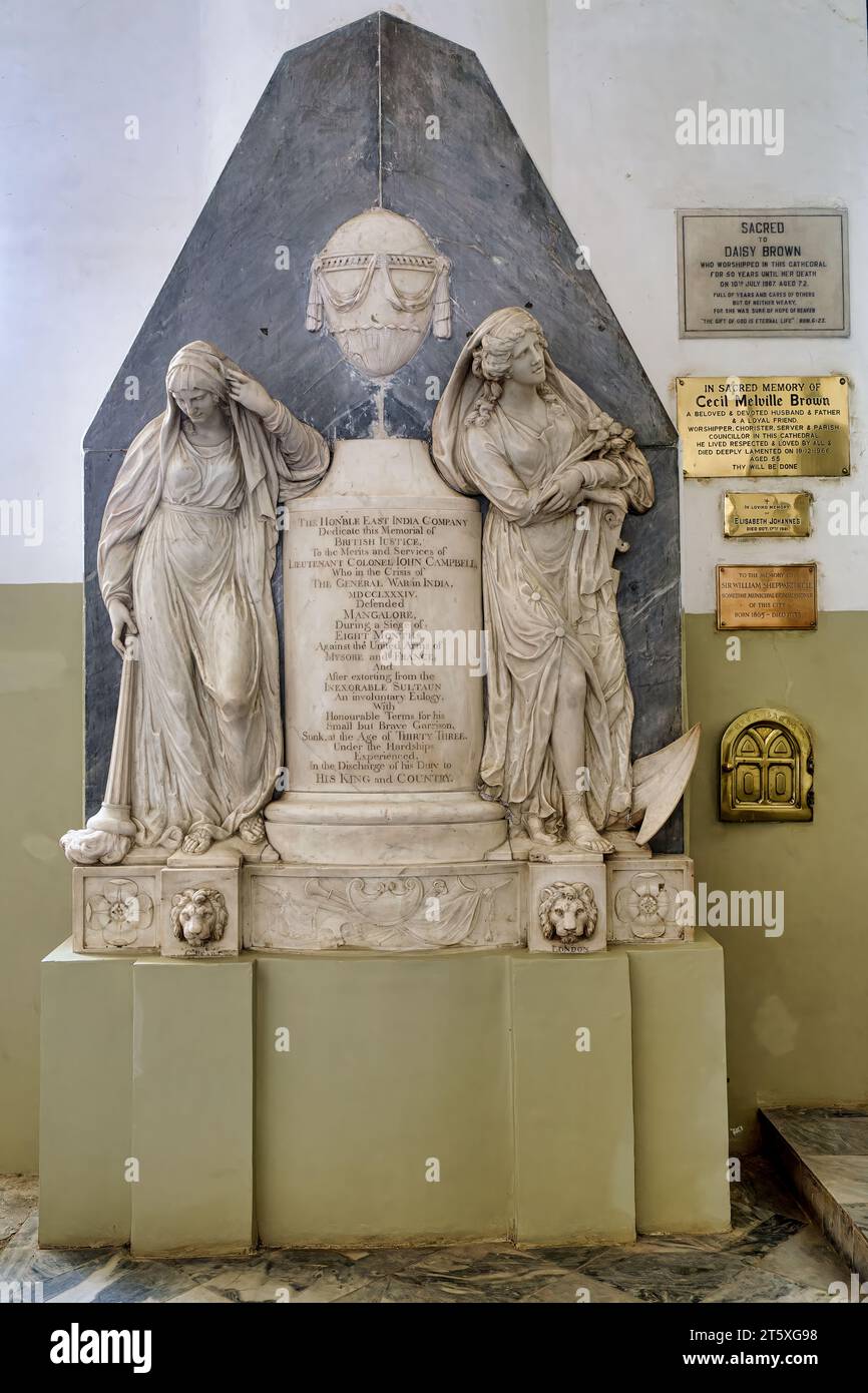 Mémorial au lieutenant-colonel John Campbell qui a dirigé sa garnison pendant le siège de Mangalore 1783-84, à St. Cathédrale de Thomas dans la région de fort, Mumbai, Inde Banque D'Images