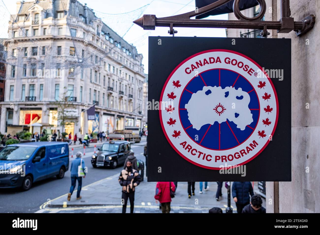 Boutique Canada Goose a Regent Street Londres Royaume Uni. Logo de la marque au dessus de l entree du magasin Photo Stock Alamy
