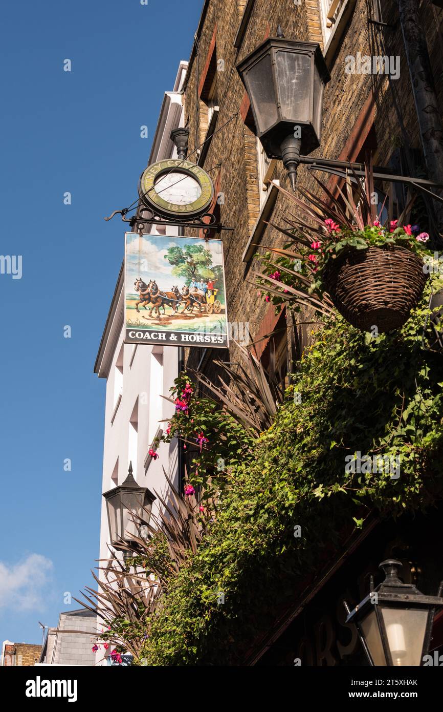 The Coach and Horses public House et Watney Combe Reid pub Sign sur Wellington Street, Covent Garden, Londres, WC2, Angleterre, ROYAUME-UNI Banque D'Images