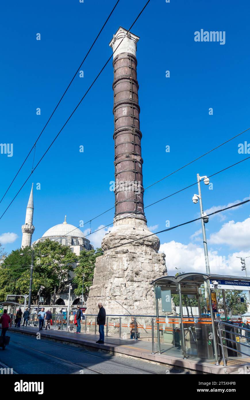 Istanbul, Turquie, le 2023 octobre, la colonne de Constantin (turc : Çemberlitaş Sütunu) est une colonne monumentale construite pour le père romain Constantin Banque D'Images