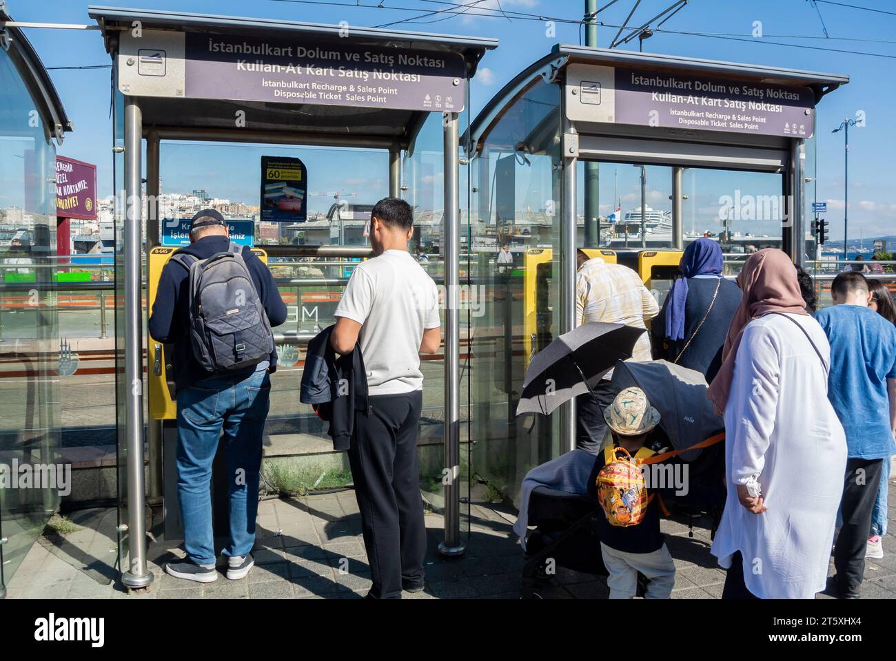 Istanbul, Turquie, les gens achètent une carte de métro au distributeur automatique., Editorial seulement. Banque D'Images