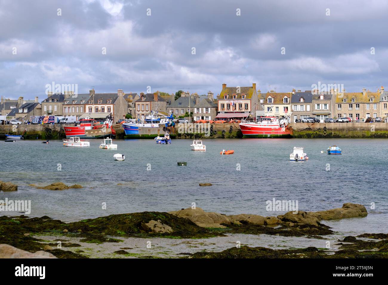 Frankreich, Barfleur, 27.08.2023 : Fischtrawler und kleine Fischerboote BEI Ebbe im Hafen von Barfleur auf der Halbinsel Cotentin an der franzoesischen Banque D'Images