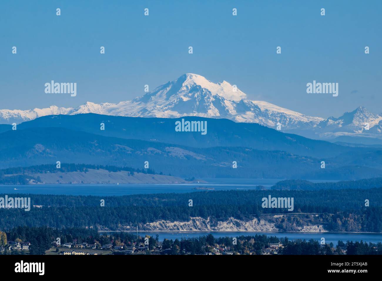 Un paysage pittoresque avec le mont Baker s'élevant au-dessus de l'île Orcas Banque D'Images