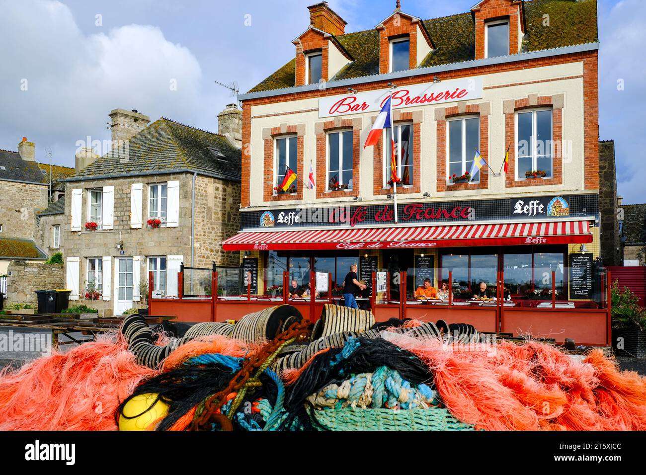 Frankreich, Barfleur, 27.08.2023 : das traditionsreiche café de France im Hafen von Barfleur auf der Halbinsel Cotentin an der franzoesischen Kanalkues Banque D'Images