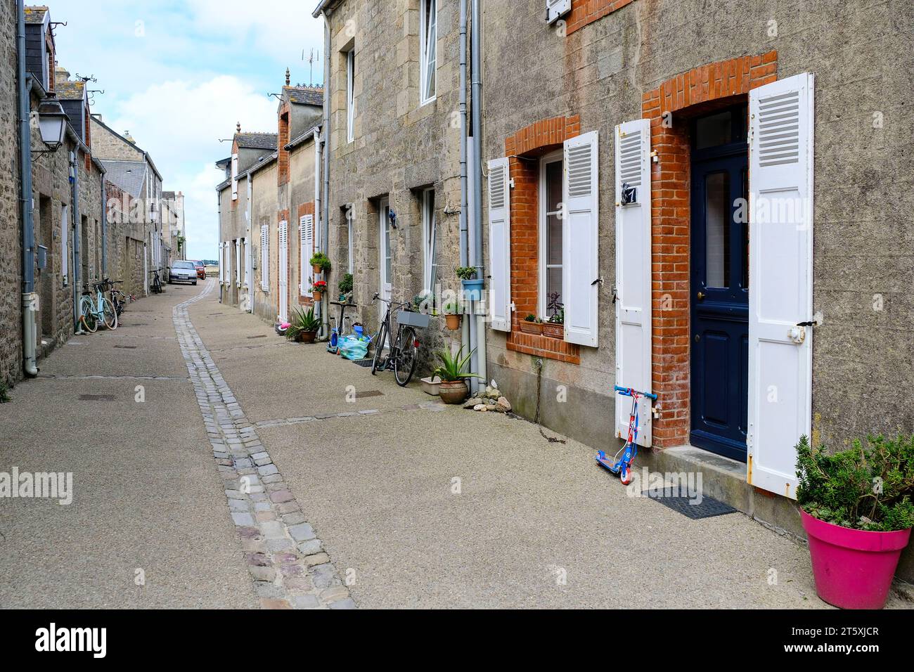 Frankreich, Barfleur, 27.08.2023 : Typische gasse mit niedrigen Granithäusern in Barfleur auf der Halbinsel Cotentin an der franzoesischen Kanalkueste Banque D'Images