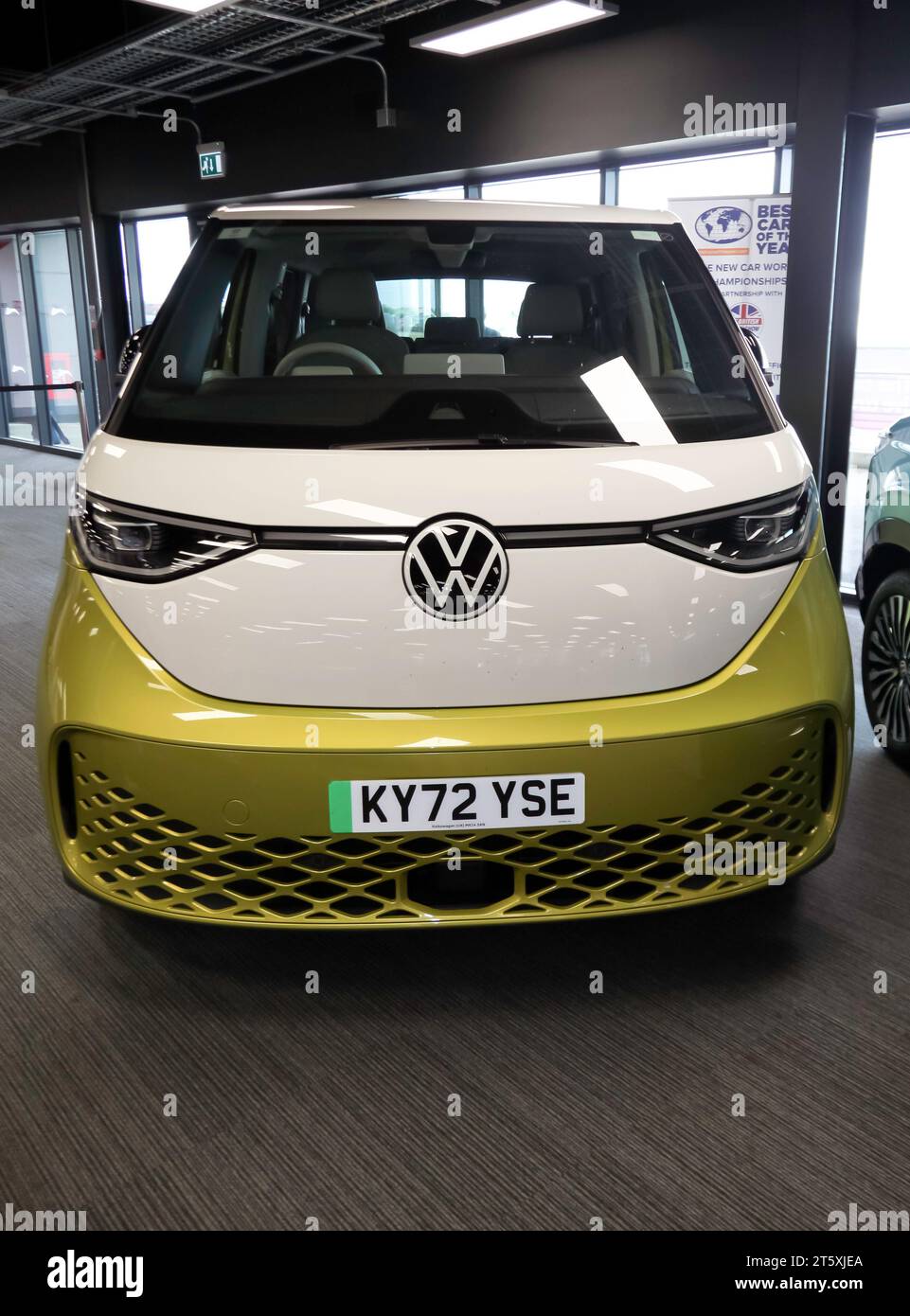 Vue de face d'une 2022, Candy White et Lime Yellow, VW ID Buzz, minivan électrique à batterie, élue meilleure voiture de 2023. Banque D'Images