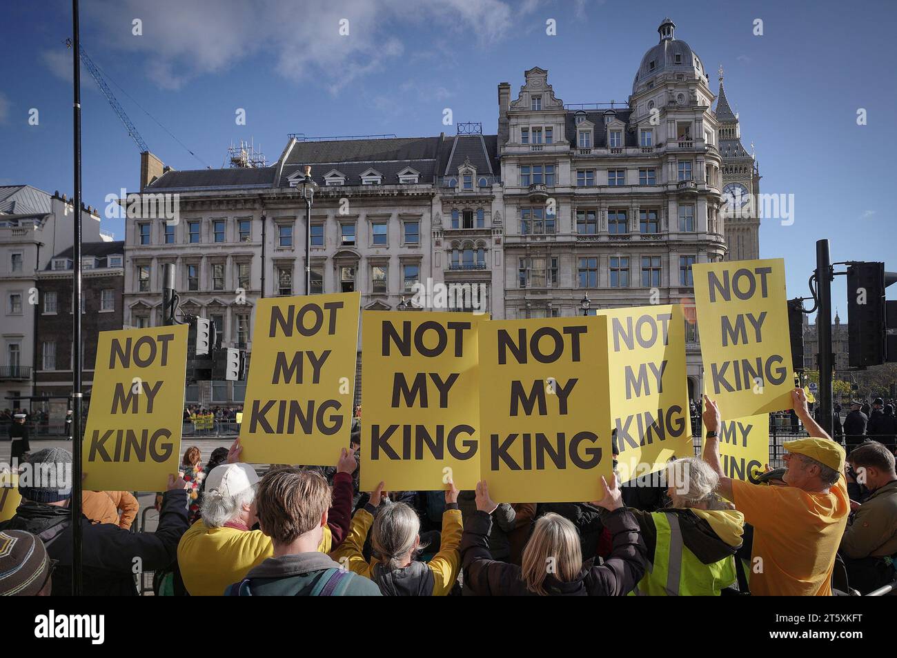 Londres, Royaume-Uni. 7 novembre 2023. Les anti-monarchistes de la République font campagne pour l'abolition de la monarchie à Westminster le jour de l'ouverture du Parlement. Le discours de la cérémonie du Roi décrira les politiques, les priorités et les lois prévues par le Gouvernement pour l’année à venir. Il est probable que ce sera le dernier Charles donne avant les prochaines élections générales. Crédit : Guy Corbishley/Alamy Live News Banque D'Images