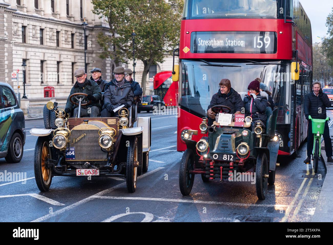 Mercedes 1904 et voiture de Dion bouton 1903 participant à la course de voitures vétérans de Londres à Brighton, événement automobile vintage en passant par Westminster Banque D'Images