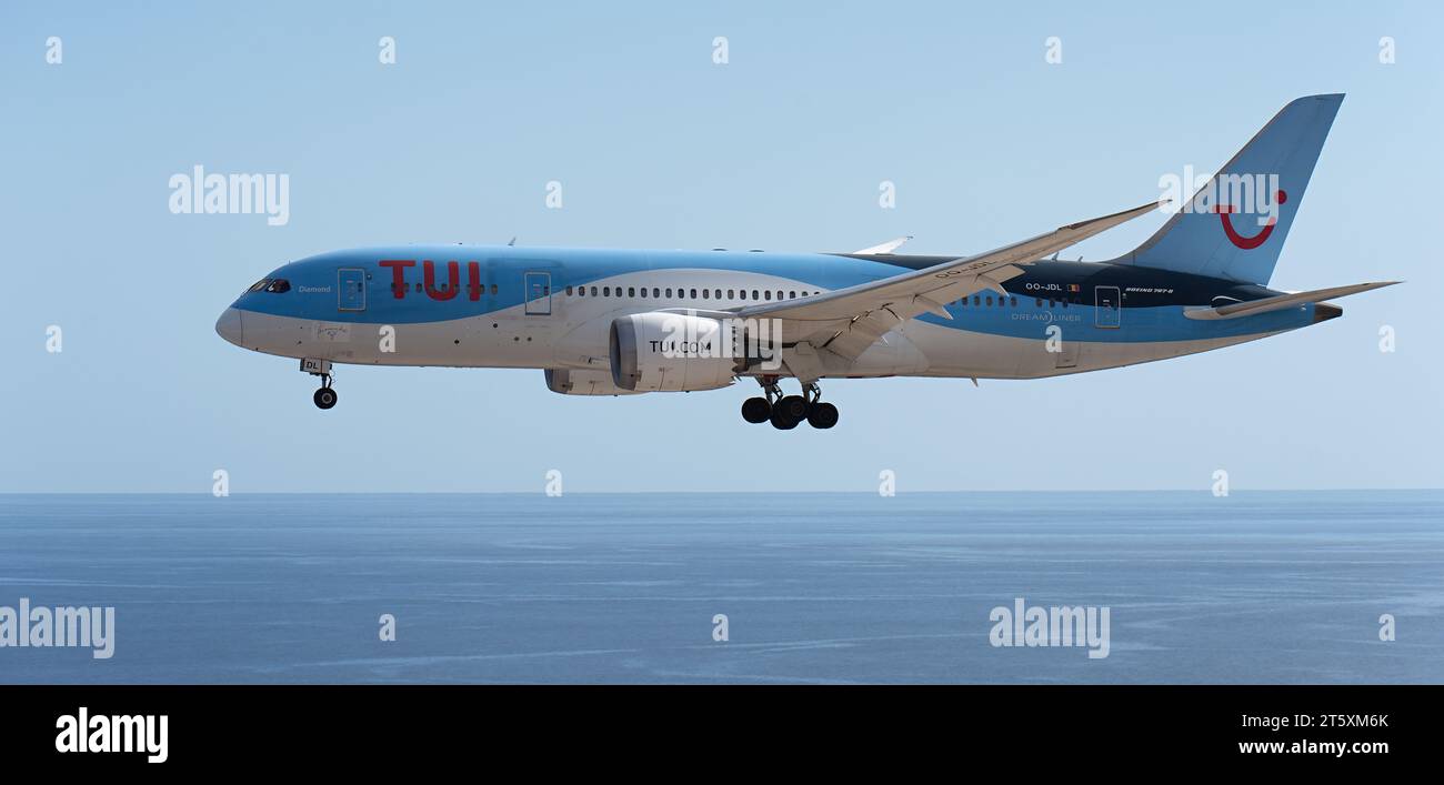 Tenerife, Espagne 5 novembre 2023. Boeing 787-8 Dreamliner de TUI Airlines vole dans le ciel bleu, atterrissant à l'aéroport de Tenerife au-dessus de l'océan Banque D'Images