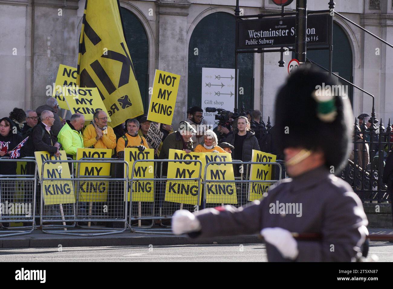 Londres, Royaume-Uni. 7 novembre 2023. Les anti-monarchistes de la République font campagne pour l'abolition de la monarchie à Westminster le jour de l'ouverture du Parlement. Le discours de la cérémonie de KingÕs décrira les politiques, les priorités et les lois prévues par le gouvernement pour l'année à venir. Il est probable que ce sera le dernier Charles donne avant les prochaines élections générales. Crédit : Guy Corbishley/Alamy Live News Banque D'Images