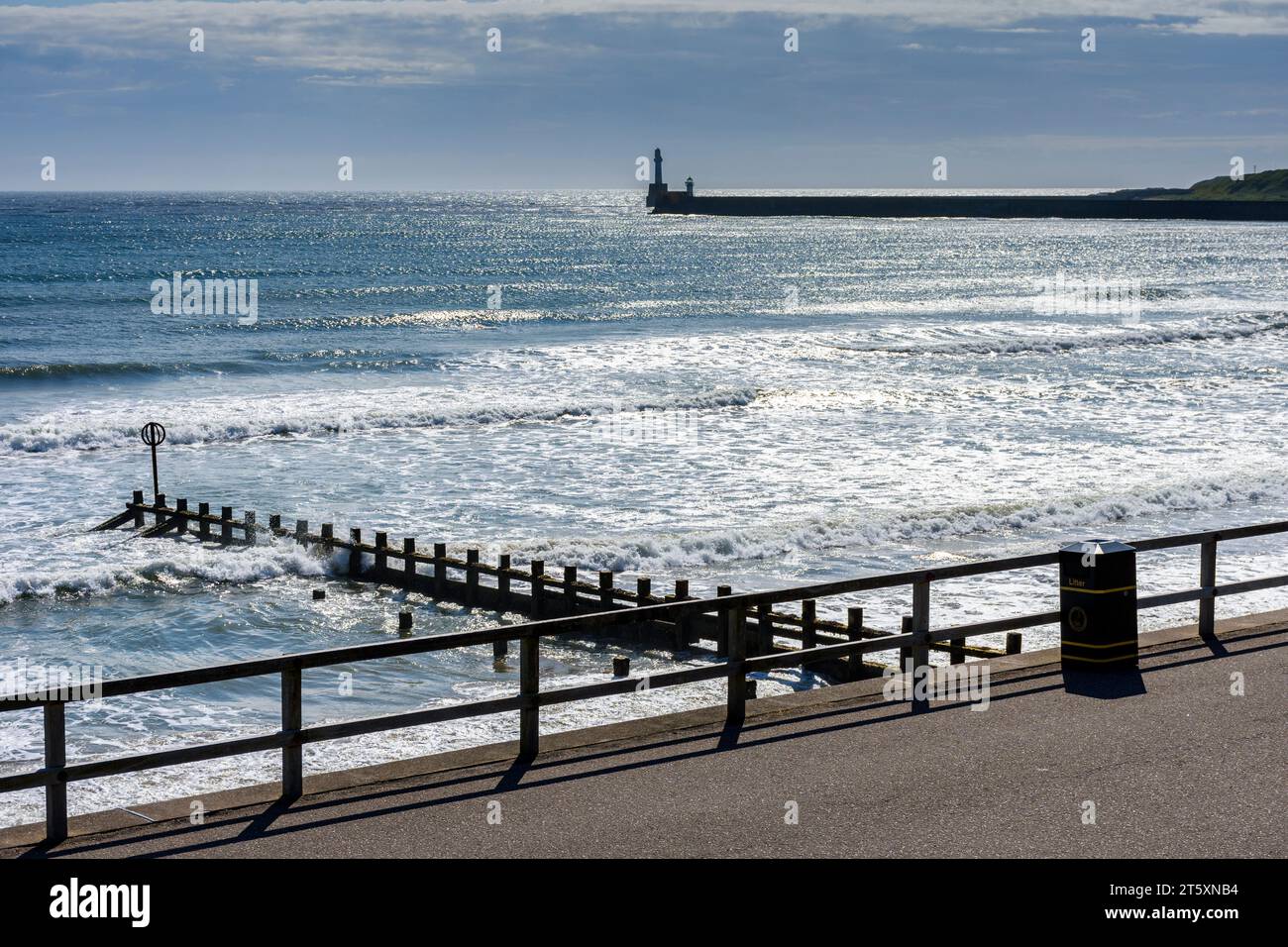 Le North Pier et les phares du brise-lames sud de l'esplanade, Aberdeen, Écosse, Royaume-Uni Banque D'Images