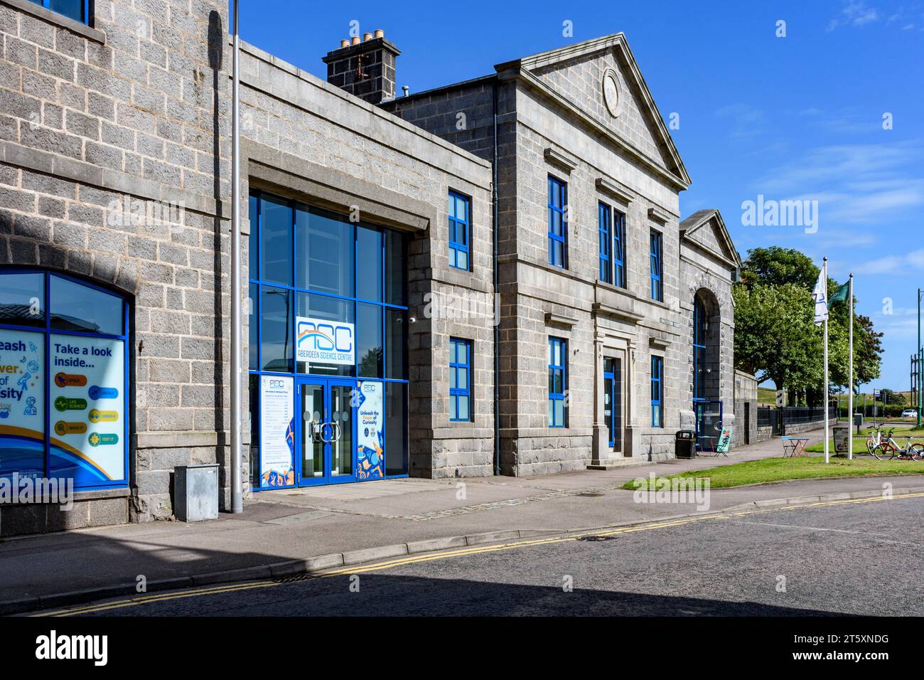 Le bâtiment Aberdeen Science Centre, Constitution St, Aberdeen, Écosse, Royaume-Uni. Le bâtiment était autrefois un dépôt pour le réseau de tramway d'Aberdeen. Banque D'Images