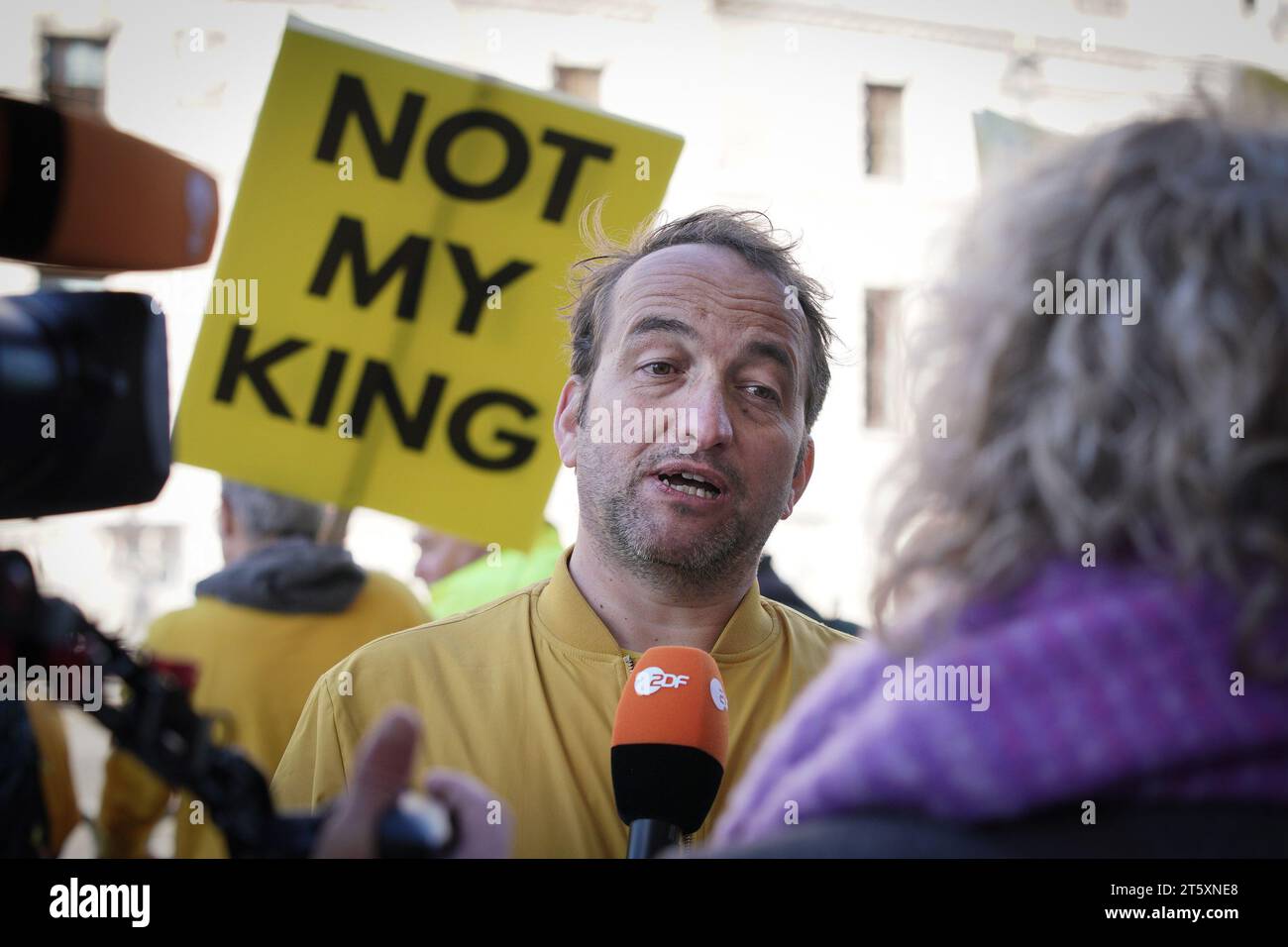 Londres, Royaume-Uni. 7 novembre 2023. Graham Smith, directeur général du groupe anti-monarchiste de la République, est interviewé à Westminster le jour de l'ouverture du Parlement. Le discours de la cérémonie du Roi décrira les politiques, les priorités et les lois prévues par le Gouvernement pour l'année à venir. Il est probable que ce sera le dernier Charles donne avant les prochaines élections générales. Crédit : Guy Corbishley/Alamy Live News Banque D'Images