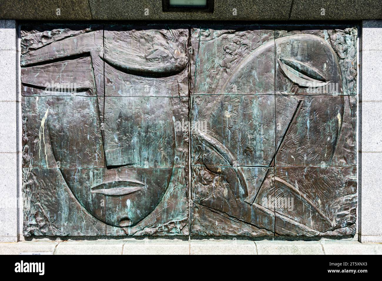 Deux, une sculpture en relief en bronze de Gavin Scobie. Sur le jardin sur le toit du bon Accord Shopping Centre, Aberdeen, Écosse, Royaume-Uni Banque D'Images