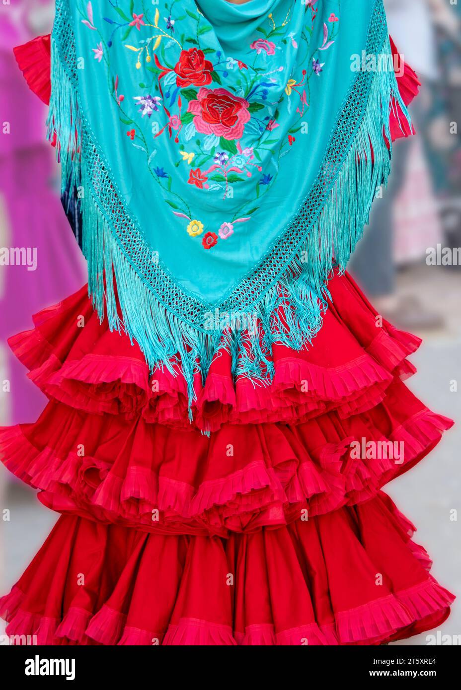 Gros plan de la robe flamenco d'une femme marchant autour du parc des expositions de Fuengirola lors de la célébration de la Feria del Rosario 2023. Banque D'Images