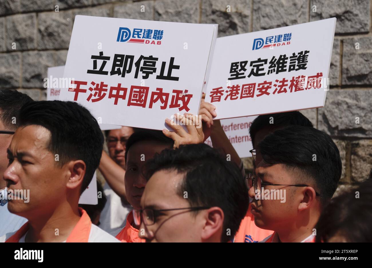 Hong Kong, Chine. 6 novembre 2023. Des représentants de l'Alliance démocratique pour l'amélioration et le progrès de Hong Kong (DAB) assistent à une manifestation devant le consulat général des États-Unis à Hong Kong, dans le sud de la Chine, le 6 novembre 2023. POUR ALLER AVEC "les manifestations continuent à Hong Kong contre l'ingérence américaine" crédit : Wang Shen/Xinhua/Alamy Live News Banque D'Images