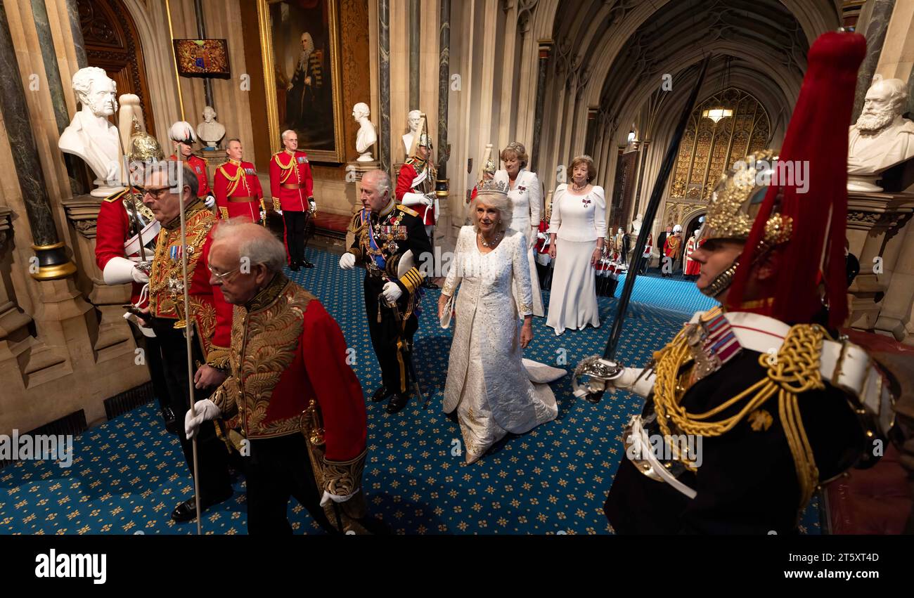 Le roi Charles III et la reine Camilla arrivent au Palais de Westminster à Londres, avant l'ouverture d'État du Parlement à la Chambre des lords de Londres. Date de la photo : mardi 7 novembre 2023. Banque D'Images