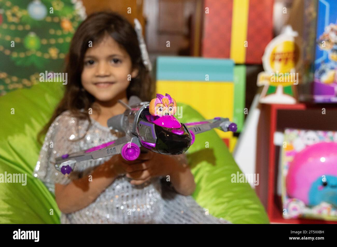 PHOTOS SOUS EMBARGO À 0001 MERCREDI 8 NOVEMBRE. Londres, Royaume-Uni. 7 novembre 2023. Amaya, âgée de 5 ans, photographiée avec le véhicule de luxe Paw Patrol Skye, l’un des meilleurs jouets dévoilés ce Noël au Dreamtoys 2023 à Londres. La liste, publiée par la Toy retailers Association prédit ce qui sera chaud ce Noël. Crédit : Katie Collins/EMPICS/Alamy Live News Banque D'Images