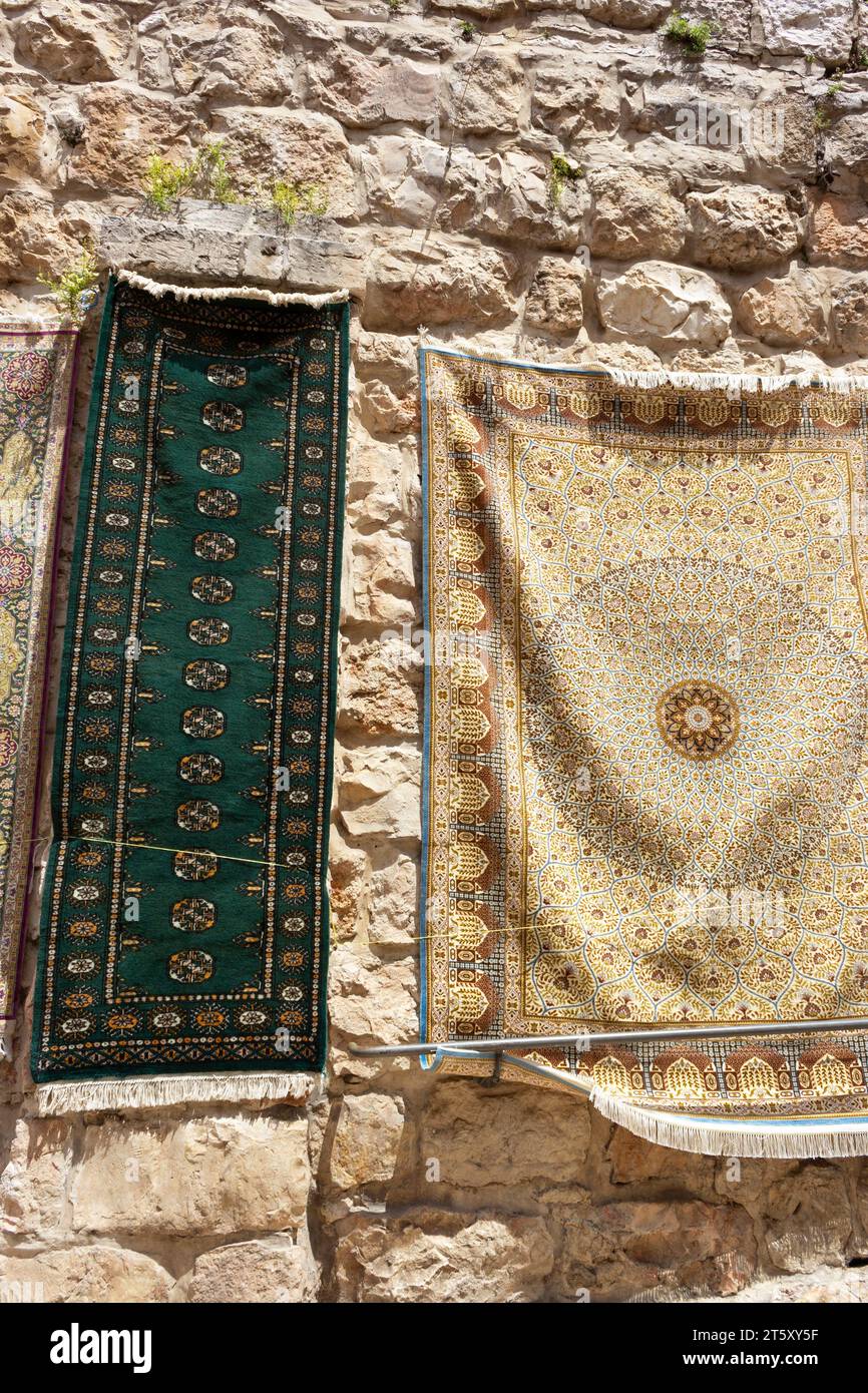 La via Dolorosa, vieille ville de Jérusalem, Israël. Souvenirs à l'extérieur de la boutique. Banque D'Images