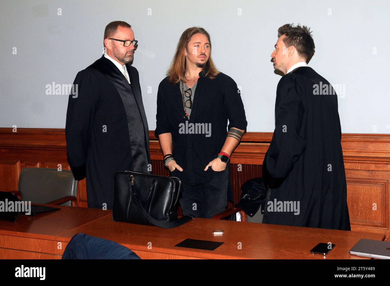 Gil Ofarim mit seinen Anwälten BEI seiner Verhandlung wegen falscher Verdächtigung, Verleumdung sowie Betrug beim Landgericht Leipzig. Ofarim hatte 2021 einem Leipziger Hotelmitarbeiter antisemitische Äußerungen vorgeworfen. Leipzig, 07.11.2023 *** Gil Ofarim avec ses avocats à son procès pour fausse accusation, diffamation et fraude au tribunal de district de Leipzig Ofarim avait accusé un employé d'hôtel de Leipzig de faire des remarques antisémites en 2021 Leipzig, 07 11 2023 Foto:XM.xWehnertx/xFuturexImagex ofarim prozess 3112 crédit : Imago/Alamy Live News Banque D'Images