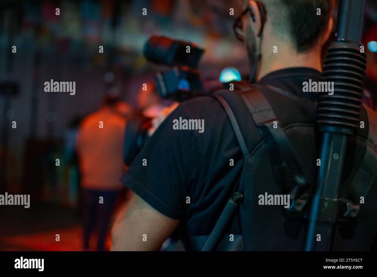 Cameraman ou vidéaste tenant et enregistrant avec une caméra vidéo professionnelle Banque D'Images