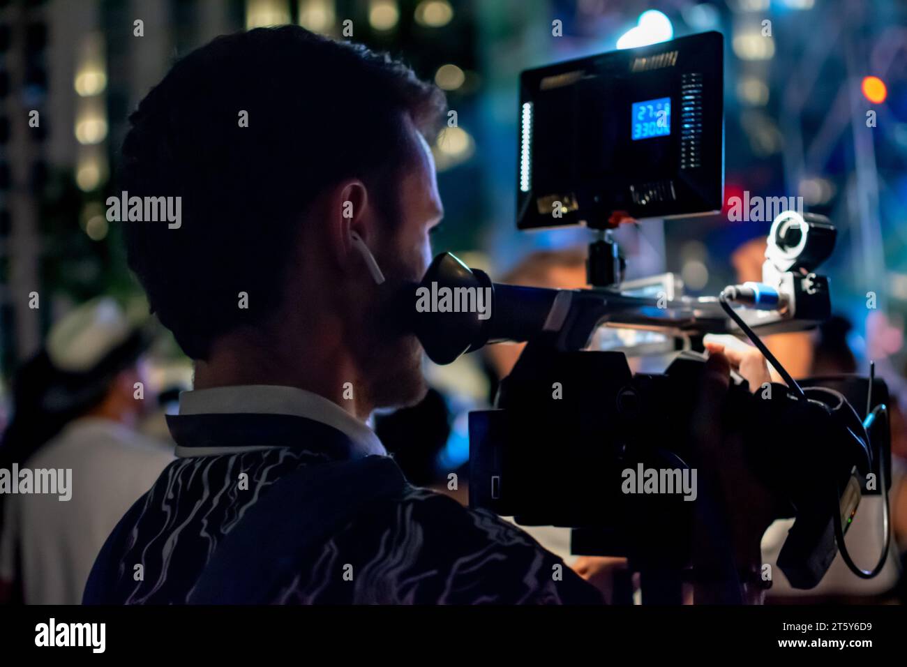 Cameraman ou vidéaste tenant et enregistrant avec une caméra vidéo professionnelle Banque D'Images